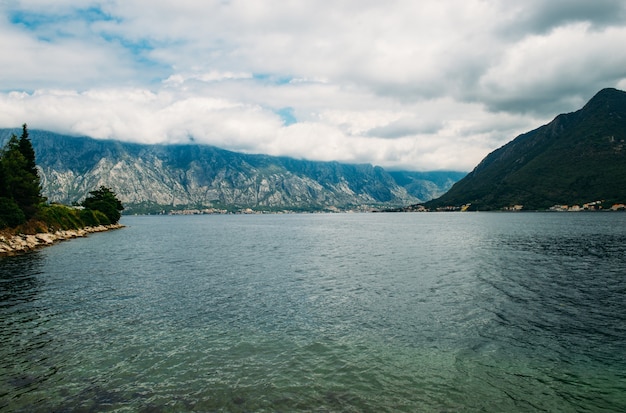 Perast 타운에서 boko-kotor 베이까지의 Veiw. 몬테네그로.