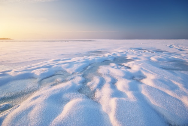 Veld bedekt met sneeuw en ijslandschap