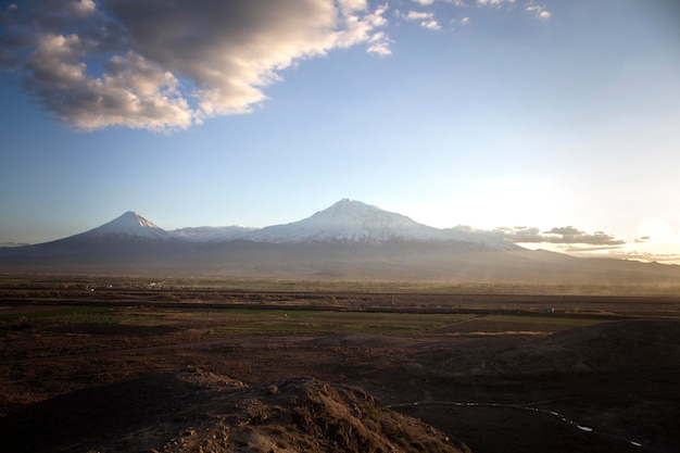 Veld en de berg ararat in de avond