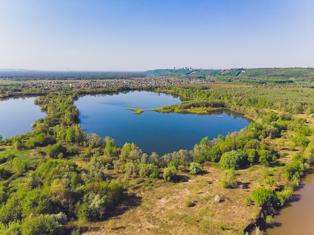 Veld en rivier in de zomer schieten vanuit een quadcopter