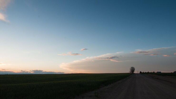 Foto veld onder zonsonderganglicht in colorado.
