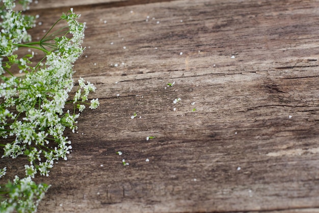 Veld zomerbloemen houten bureau