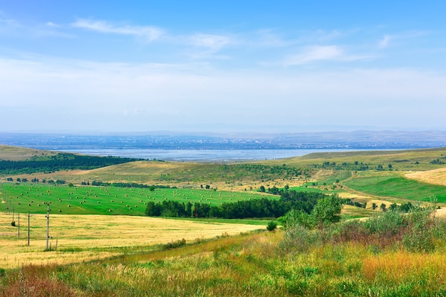 Velden in de buitenwijken van Abakan aan de oever van de rivier de Yenisei