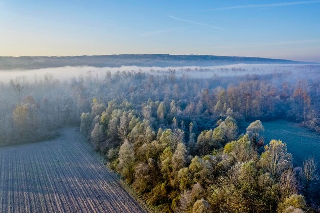 velden in de winter met Montello heuvel op de achtergrond