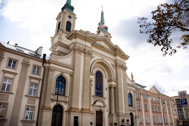 Veldkathedraal van het Poolse leger of Katedra Polowa Wojska Polskiego of kerk van onze lieve vrouw, koningin van de Poolse kroon op het Krasinski-plein voor mensenbezoek in Warszawa op 21 september 2019 in Warschau, Polen