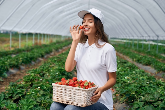 Veldwerkster ruikt net geplukte aardbei