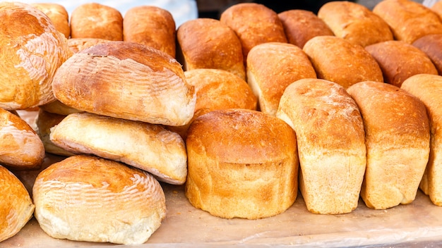 Vele broden van vers rijstbrood op de markt