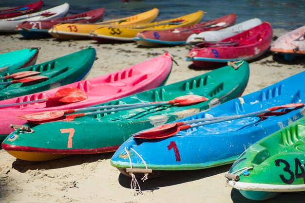 Foto vele kleurrijke oude kajaks kayaks op het strand