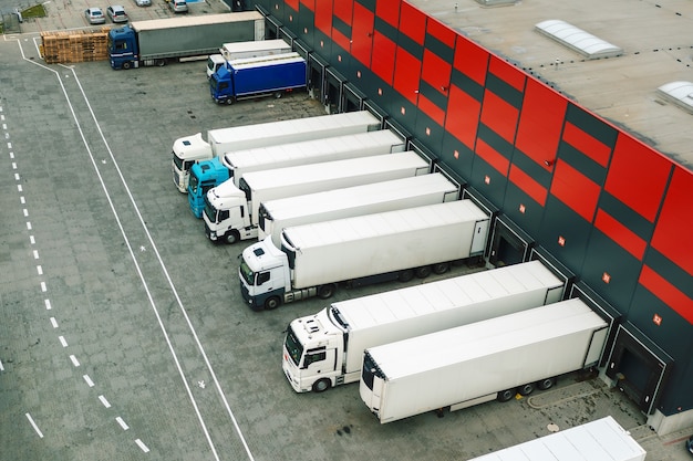 Foto vele manieren om goederen en vracht van de wereldhandel te vervoeren, vrachtwagens laden in een logistiek magazijn, levering vanuit een online winkel