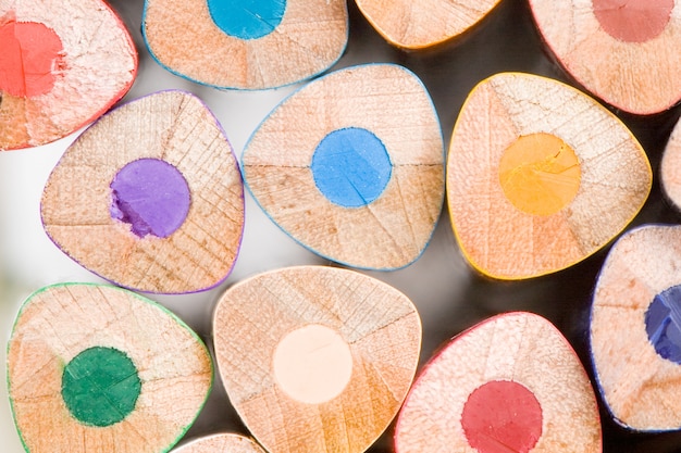 Foto vele potloden van verschillende kleuren op een witte achtergrond-ondiepe dof-