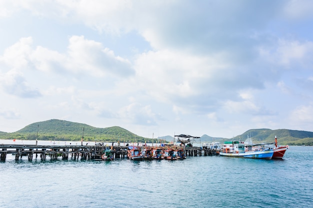 vele soorten en grootte van bootparkeren op haven, Golf van Thailand