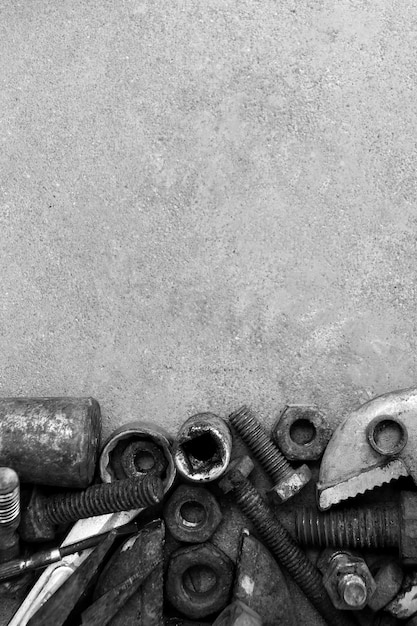 Foto velen roesten staal op cementgrond in zwart-wit