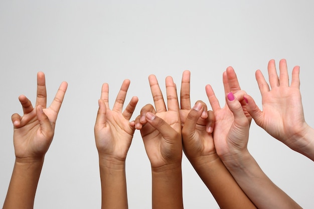 Foto velen staken de expressieve handen van kinderen op een rij op