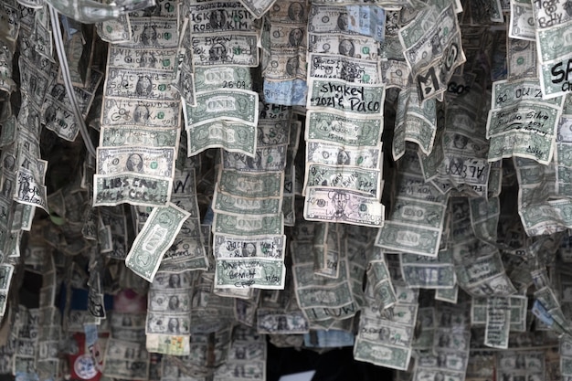 Velen tekenden Amerikaanse dollars die aan het plafond hingen in een Mexicaanse bar