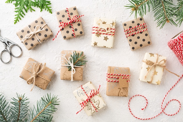 Velen verpakte de giftdozen en sparren van Kerstmis op witte lijst.