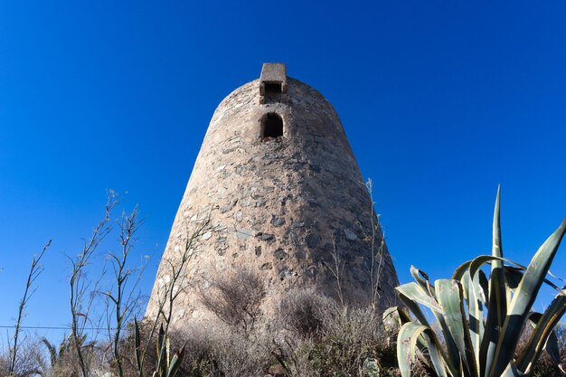 Torre di avvistamento velilla nella città di almuñecar, granada