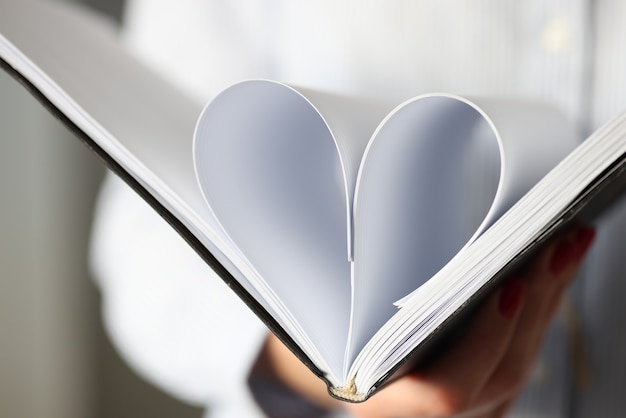 Vellen in dagboek worden gevouwen tot een hartvormig concept