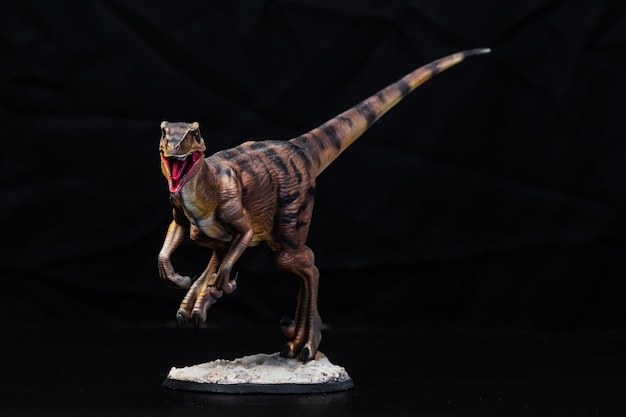 Photo the velociraptor dinosaur in the dark