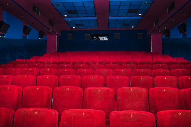 Foto sedili in velluto nella sala del cinema