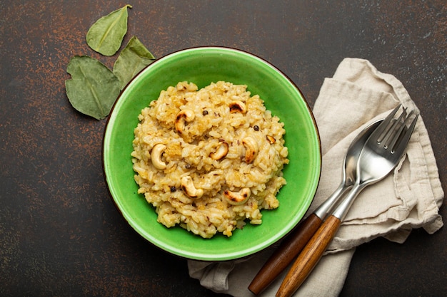 Foto venal pong khara pongal piatto tradizionale indiano di riso salato.