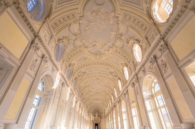 Venaria reale, itali - circa september 2020: luxe marmer voor dit galerijinterieur. de grote galerij bevindt zich in reggia di venaria reale (koninklijk paleis van venaria)