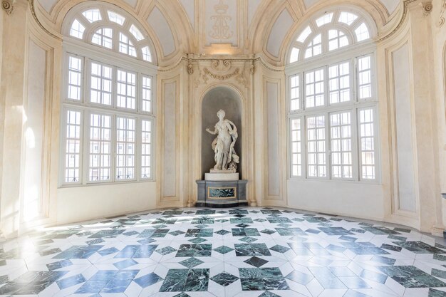 Venaria Reale Italië januari 2023 luxe interieur oud koninklijk paleis Galerijperspectief met raam