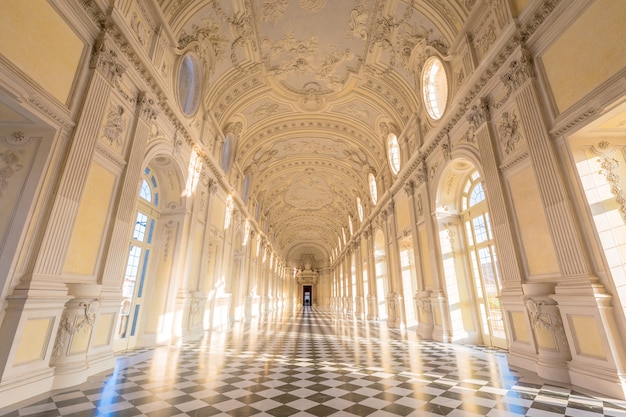 Foto venaria reale, italia - circa settembre 2020: marmo di lusso per questo interno della galleria. la grande galleria si trova nella reggia di venaria reale (reggia di venaria reale)