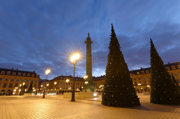 방돔 광장(Place Vendome)에 있는 나폴레옹 보나파르트(Napoleon Bonaparte) 동상이 있는 방돔 기둥(Vendome column)은 밤 파리 프랑스(Paris France)에서 크리스마스로 장식되었습니다.