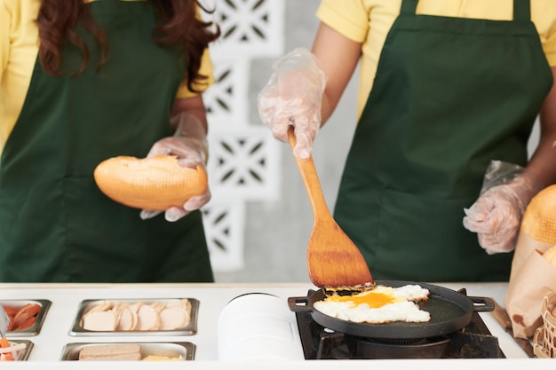 맛있는 샌드위치를 만드는 상인