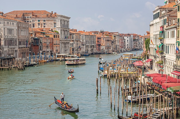 VENETI, ITALI 2 JULI 2020: Canal grande landschap met boten en gondels in Venetië