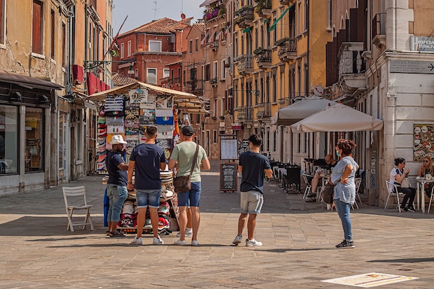 VENETI, ITALI 2 JULI 2020: Toeristen lopen in de straat van Venetië