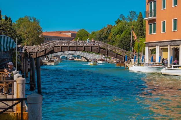 VENETI ITALI 28 augustus 2021 Zicht op toeristen op de brug over de kanalen van Venetië in Italië
