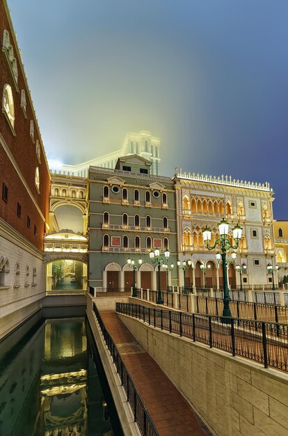 Venetiaans Macau Casino en Hotel, luxeresort in Macao, China. Late avond. Gouden licht verlichting