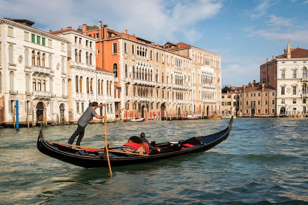 Venetiaanse Gondelier Punts Gondola in Venetië, Italië