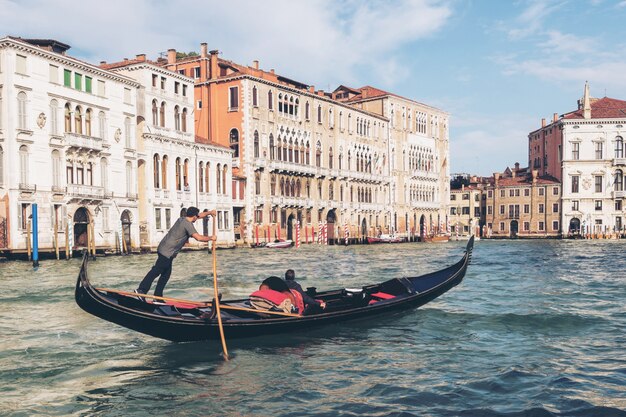 Venetiaanse Gondelier Punts Gondola in Venetië, Italië