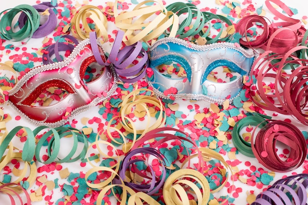 Venetiaanse maskers met confetti