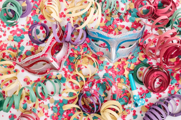 Venetiaanse maskers met confetti