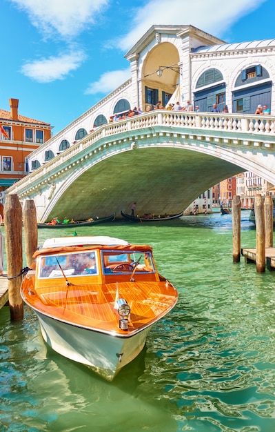 Venetiaanse watertaxiboot bij de Rialtobrug in Venetië, Italië