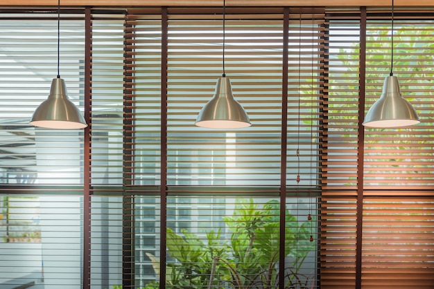 写真 窓やブラインド窓と天井ランプのビームによってブラインドブラインド、ブラインドウィンドウ装飾の概念。
