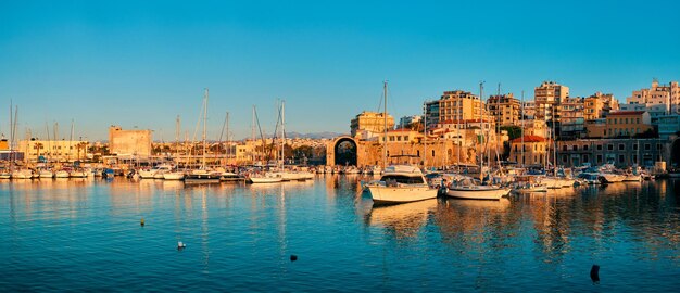 Photo venetian fort in heraklion and moored fishing boats crete island greece