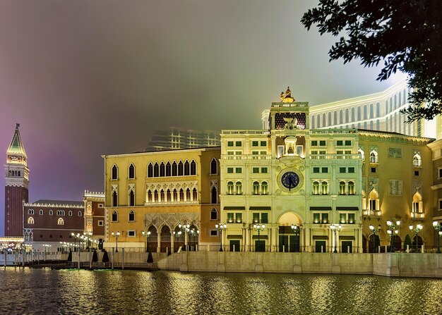 Casinò veneziano di macao e resort di lusso a macao, cina. la sera tardi. illuminato da una luce dorata.