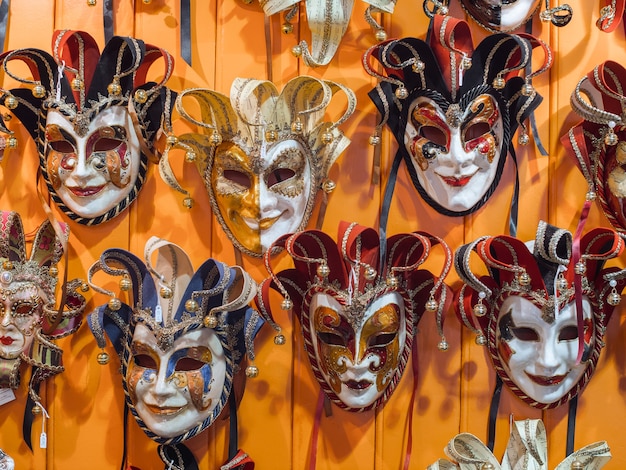 Венецианские маски в магазине в венеции.