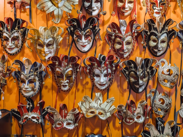 Photo venetian masks in store display in venice.