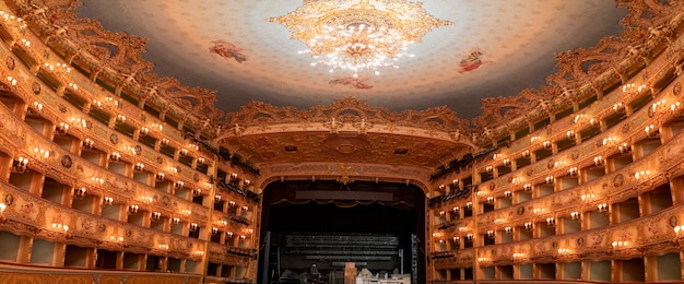 Foto venetië, italië - 15 september 2019 - binnenaanzicht van het la fenice theater