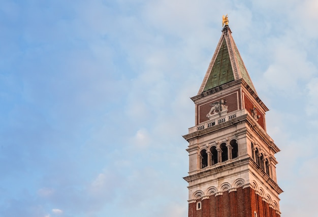 Venetië, Italië - Detail van San Marco Campanile in de vroege ochtend