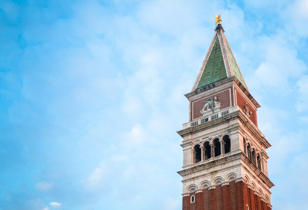 Venetië, Italië - Detail van San Marco Campanile in de vroege ochtend