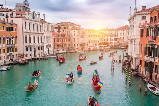 Venetië Italië Grand Canal Venetië carnaval opening met gondel boot waterparade