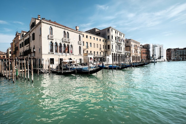 Venetië, Italië. Historische huizen weerspiegelen in het water, traditionele architectuur aan het Canal Grande in Venetië.