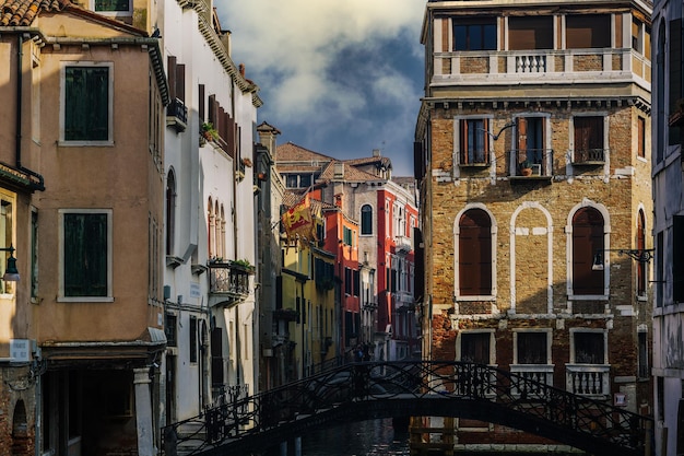 Venetië Italië traditionele laagbouw gebouwen met een gevleugelde leeuwenvlag die over een brug wappert