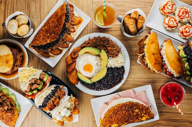 Venezolaans eten op tafel arepas tostones cachapas empanadas typische Venezolaanse gastronomie